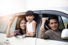 快乐的小女孩，与亚洲的家人围坐在车里享受道路旅行和夏季度假露营车