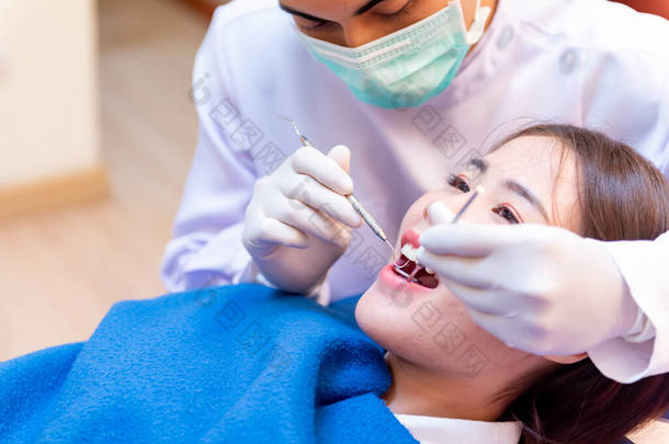牙科和牙齿保健。亚洲<strong>病人</strong>的牙科医生检查牙齿。医生的生活方式和在牙科诊所工作.