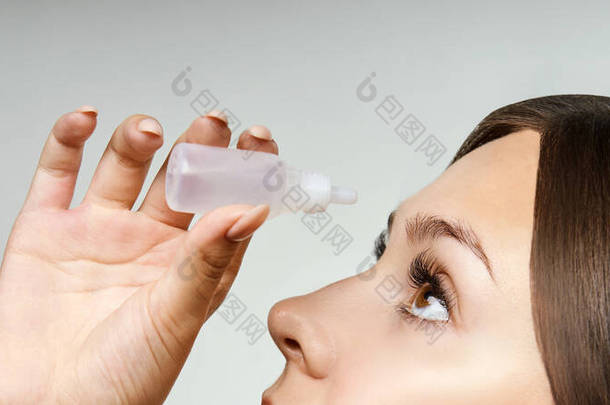 女孩用眼药水。抗青光眼康复。健康的药物解决方案。女