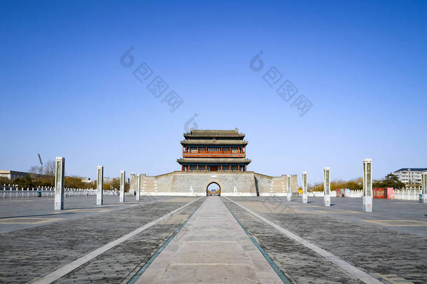 中国北京永定门。中文翻译塔顶上的牌匾:永远是通往和平的大门.城墙白刻<strong>文字</strong>的汉译：永远是通往和平的大门
