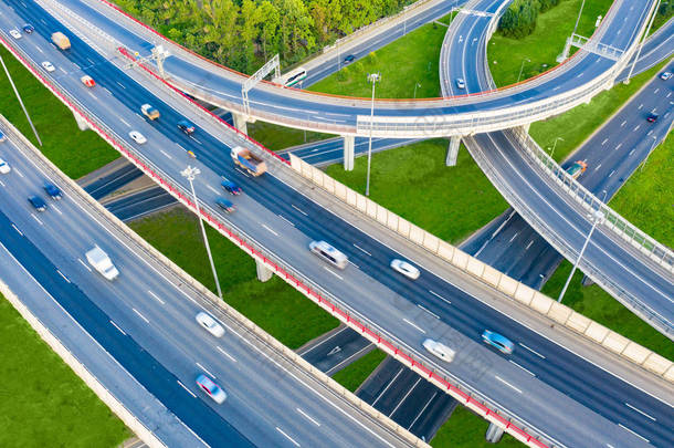 菲威 道路交叉口。 从上面看快车道. 道路建筑。 道路<strong>建设</strong>。 高速公路。 汽车在高速车道上行驶. 高速公路顶视图。 从鸟瞰看汽车的车道.