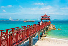 五州岛的罗浮桥景观.三亚中国度假度假村.中国最受欢迎的旅游胜地。海塘湾。海南岛，三亚市.