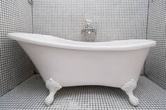 殖民式室内浴室的老式淋浴浴缸