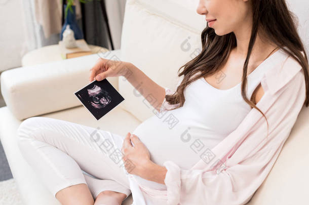 怀孕的女人望着超声<strong>图片</strong>
