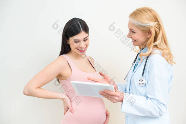 快乐产科<strong>医生</strong>和怀孕妇女使用片剂一起