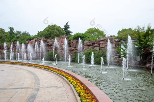 嘉兴南湖风景区入口的喷泉和广场