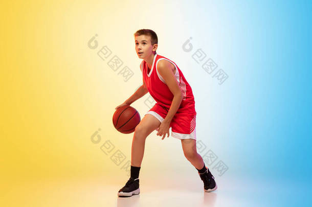 具有渐变背景的年轻<strong>篮球运动员</strong>的全长肖像