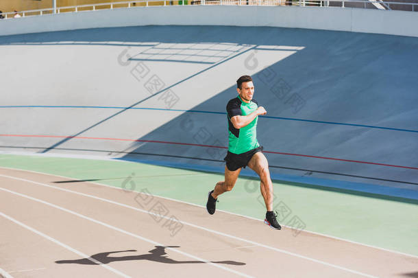 混合比赛运动员在体育场跑步的全长视图