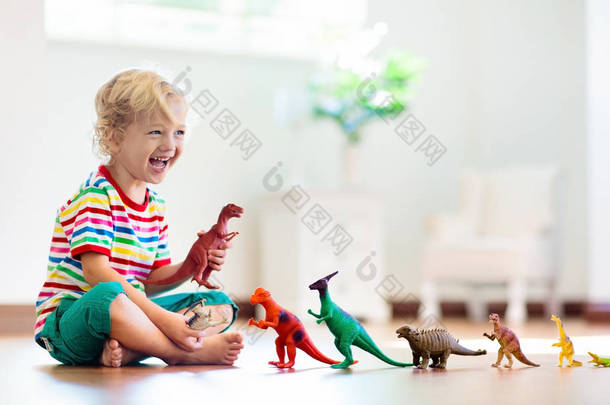 玩玩具恐龙的孩子。儿童玩具.