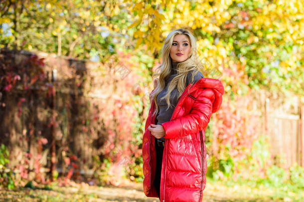 女孩穿红色鲜艳的暖和夹克。<strong>秋季</strong>时尚理念。穿着夹克的迷人时尚达人。夹克为<strong>秋季</strong>概念。女人时尚金发与化妆站在秋天公园