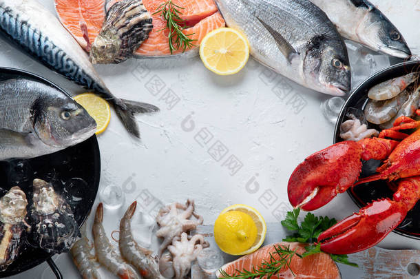 新鲜生鱼和海鲜的配售。健康均衡的饮食或烹调概念。顶部视图，复制空间