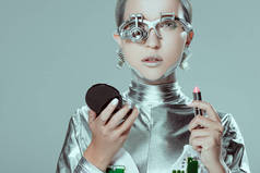 银色机器人拿着镜子和口红查出在灰色, 未来的技术概念