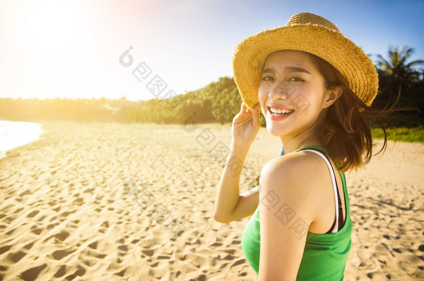 快乐的年轻女子在沙滩上享受暑假 