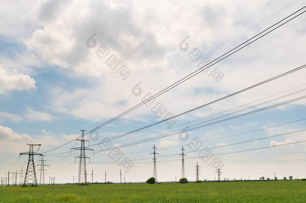 高压电线<strong>穿过</strong>绿地.通过农业地区的支助手段传输电力.