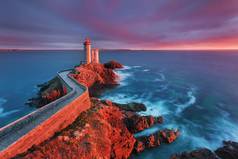 克莫万灯塔与光束以上的海洋， 勒康凯， 布列塔尼， 法国， 欧洲 