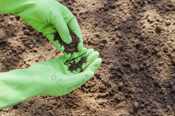 绿色手套的土壤<strong>质量</strong>检查的人