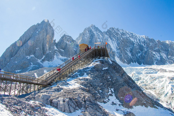 视图窗体顶部的玉龙雪山