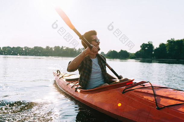 年轻男子皮划艇 