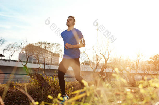英俊的男运动员，在日落时分 （小明珠在公园跑步
