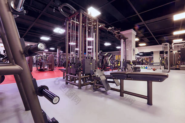 运动模拟器设备内的健身房