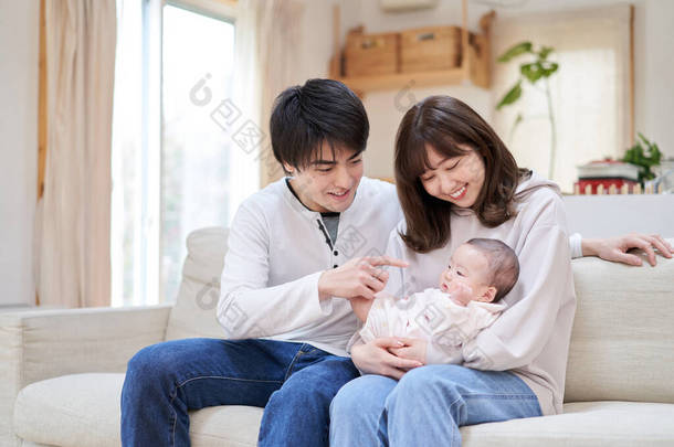 亚洲家庭生小孩小孩吃饭
