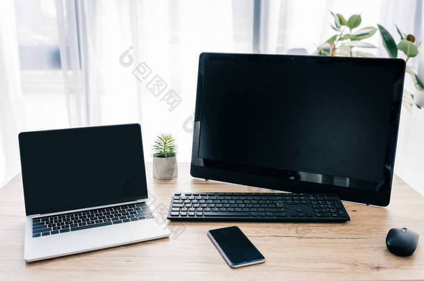 笔记本电脑与空白屏幕, 电脑, 智能手机和盆栽植物在木桌特写镜头 