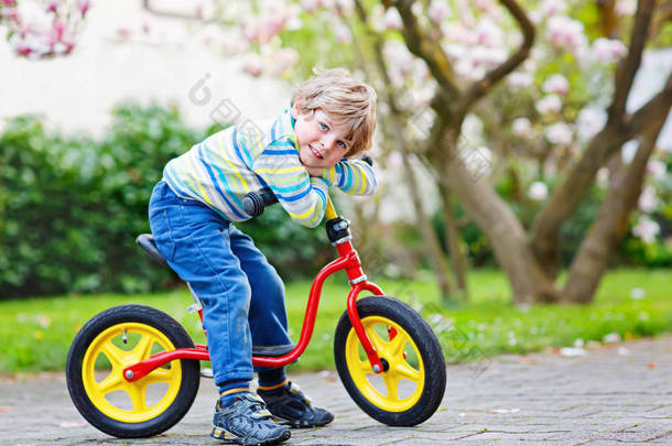 可爱小小孩男孩<strong>驾驶</strong>他的第一辆自行车或 laufrad