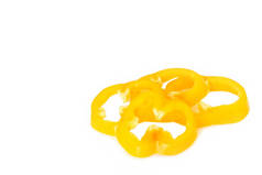 黄色甜椒切割成碎片在白色背景, 顶部视图.