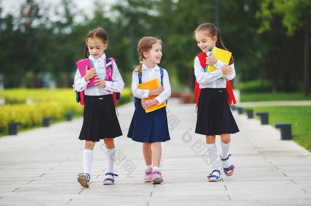 快乐儿童女孩女朋友女学生小学