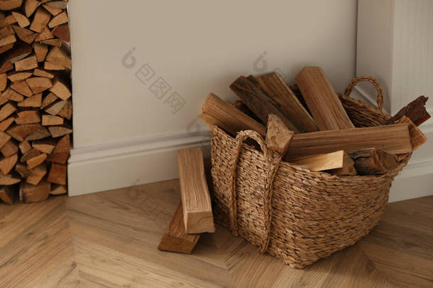 房间地板上有木柴的篮子