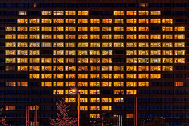心脏形状照亮了一座建筑物的窗户，作为对那些像现在这样在严重的科罗纳病毒时代支持他人的人的一种表示.