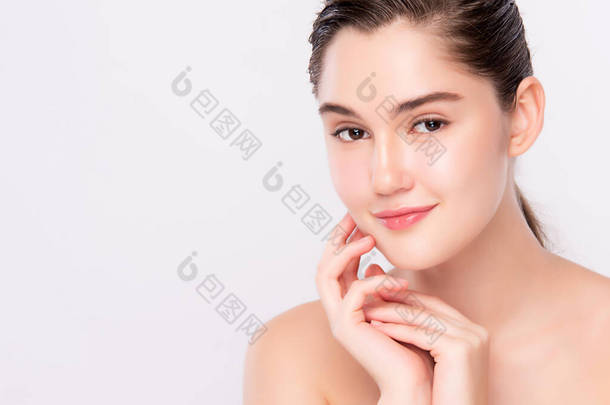 美丽的年轻女子用新鲜健康的肌肤触摸着她洁白的脸庞，与白色的背景、美容美发及面部<strong>护理</strong>理念相分离.