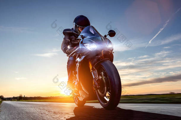 骑在空路上的摩托车