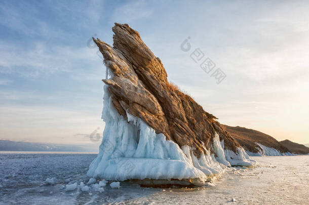 俄罗斯日出时贝加尔湖奥戈岛的龙岩