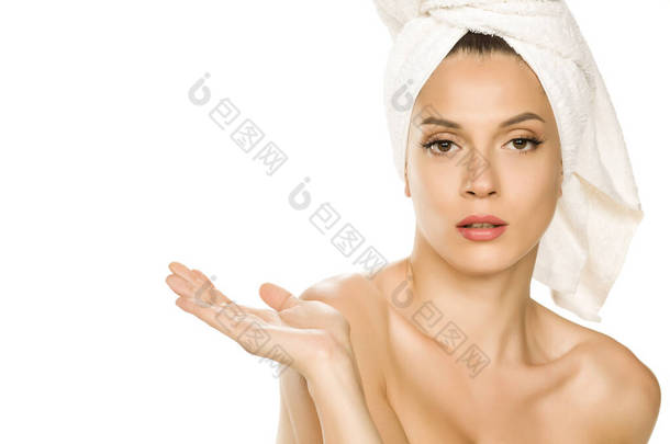 年轻漂亮的广告女士，头戴毛巾，背景是白色的