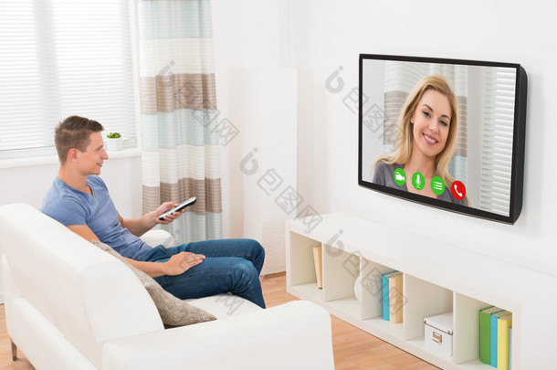 男人视频聊天使用电视