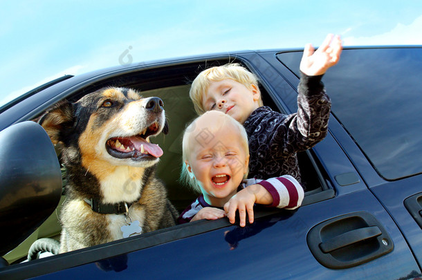 快乐的孩子和狗在小货车