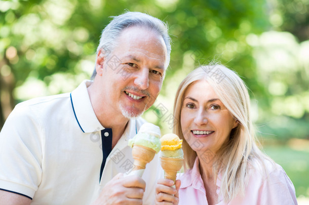 情侣在公园里吃冰淇淋