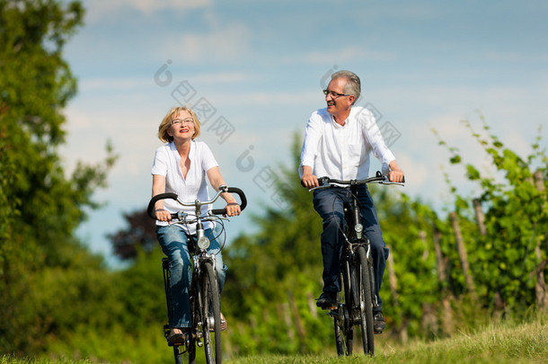 在夏天户外单车对快乐的夫妻