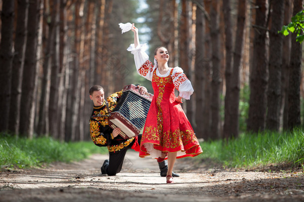 男人和女人在俄罗斯的民族服装