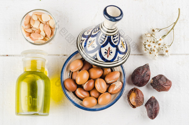 <strong>摩洛哥</strong>坚果坚果和油在桌上