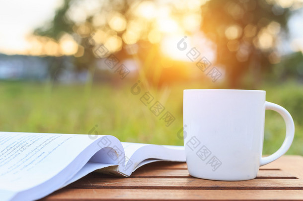 咖啡杯和<strong>早上</strong>在桌子上的书