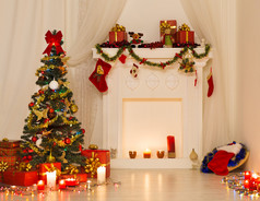 圣诞房间室内设计，圣诞树的灯光装饰提出了礼品玩具、 壁炉和蜡烛照明在室内