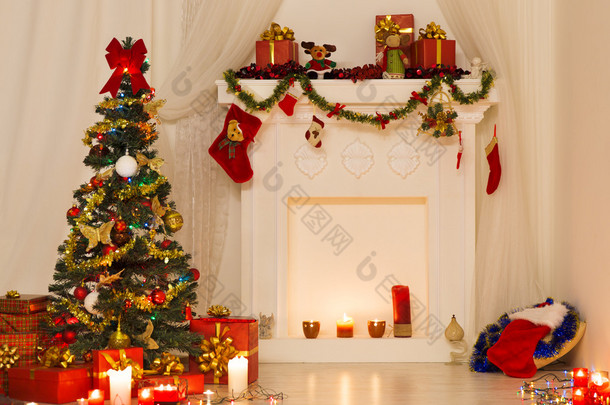 <strong>圣诞</strong>房间室内设计，<strong>圣诞</strong>树的灯光装饰提出了<strong>礼品</strong>玩具、 壁炉和蜡烛照明在室内