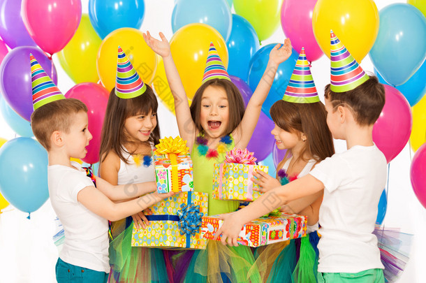 快乐小小孩女孩收到礼物生日聚会小孩吃饭