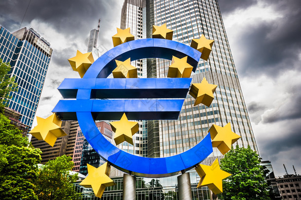 欧元符号与乌云在德国法兰克福的欧洲中央银行总部