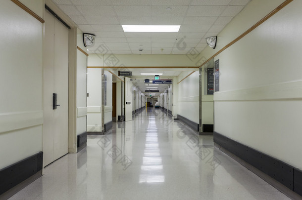 在现代医院的走廊.
