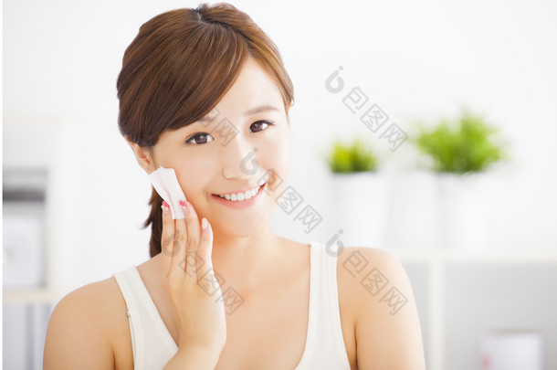 亚洲年轻美女清洗她的脸与棉花