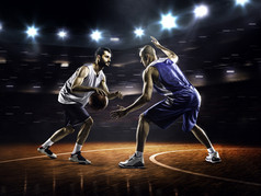 在行动中的两个篮球运动员。