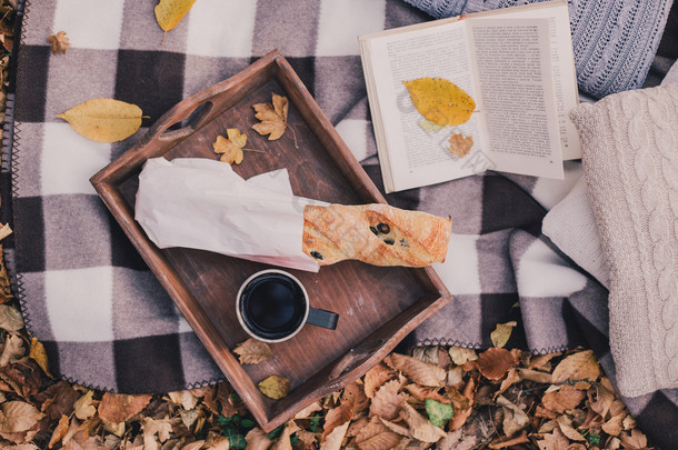 静物与茶、 法国面包、 针织的枕头和书